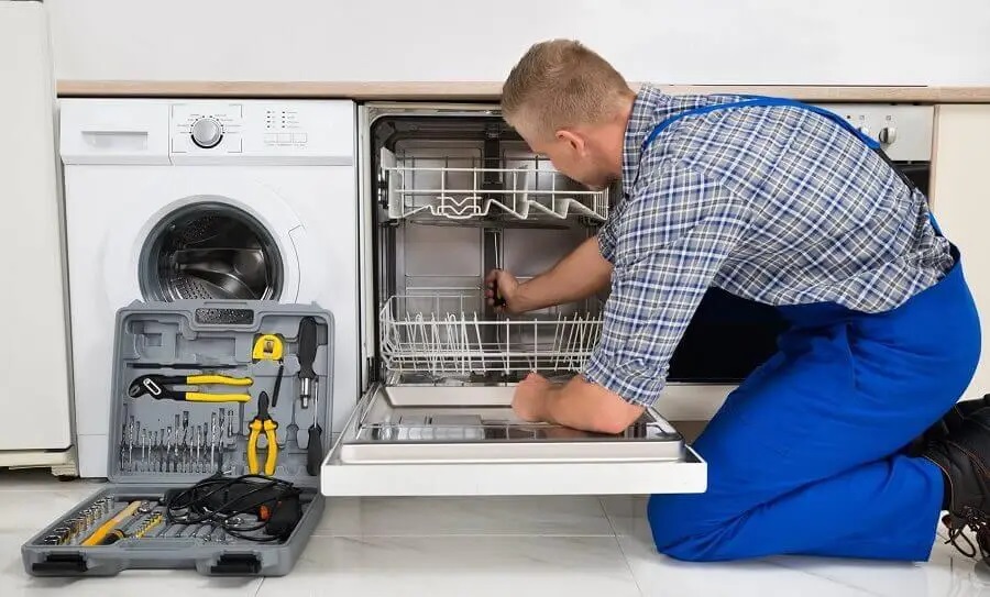 Arifiye Termoteknik servisi teknisyen ekibi beyaz eşya tamiri yaparken
